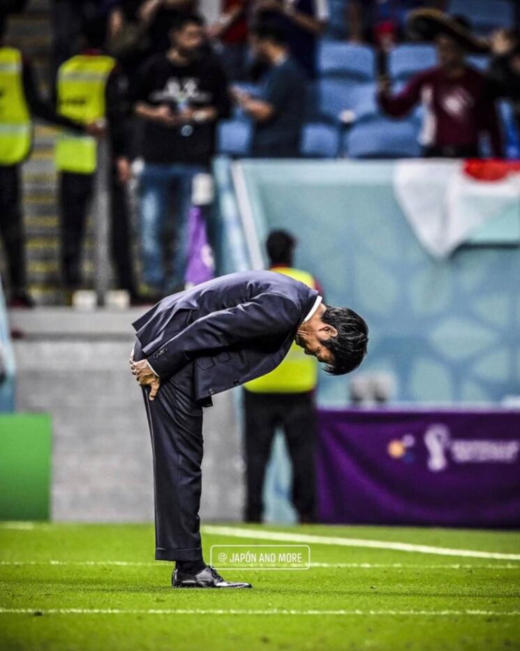 El DT japonés se inclinó frente a su hinchada. Foto: Japón and more