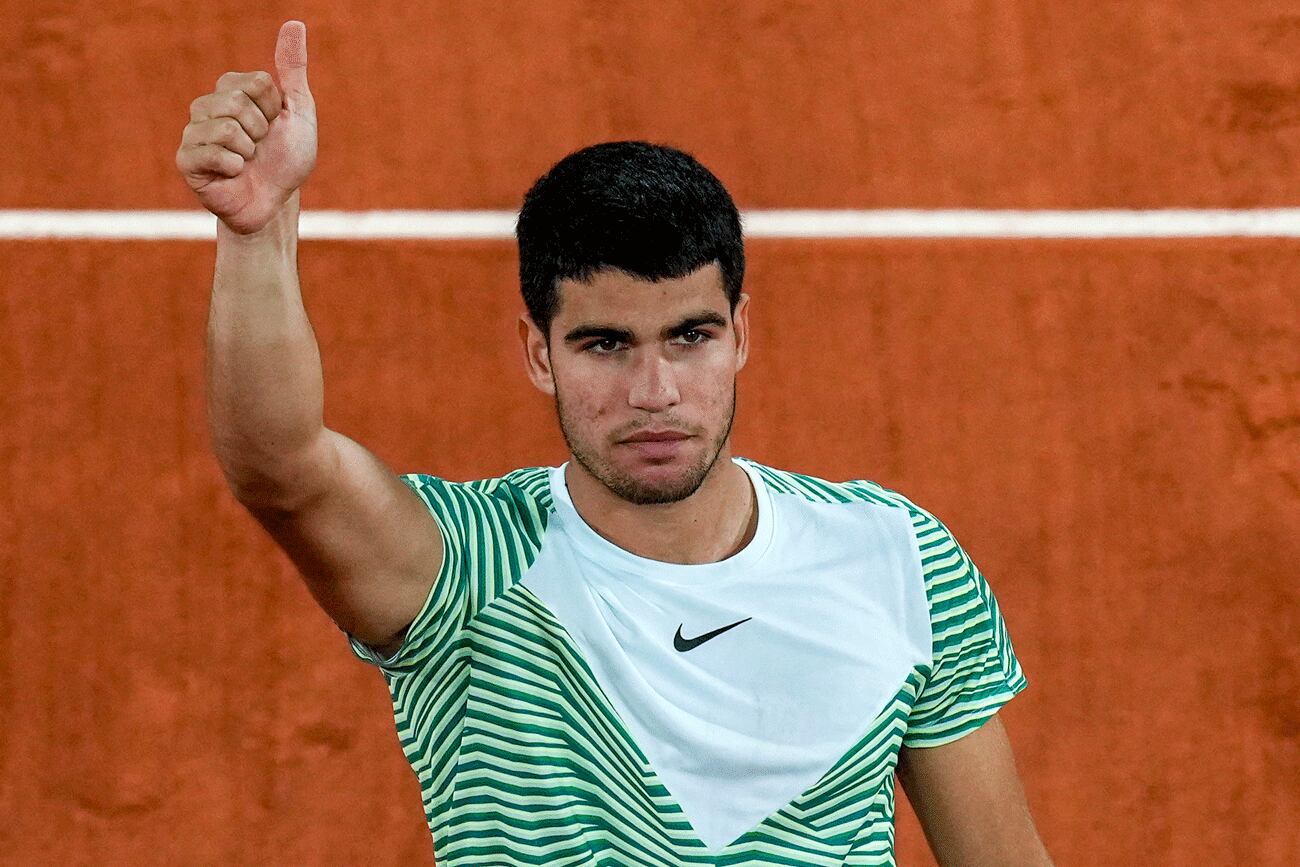 Alcaraz se acalambró y lo pagó caro en Roland Garros. (AP)