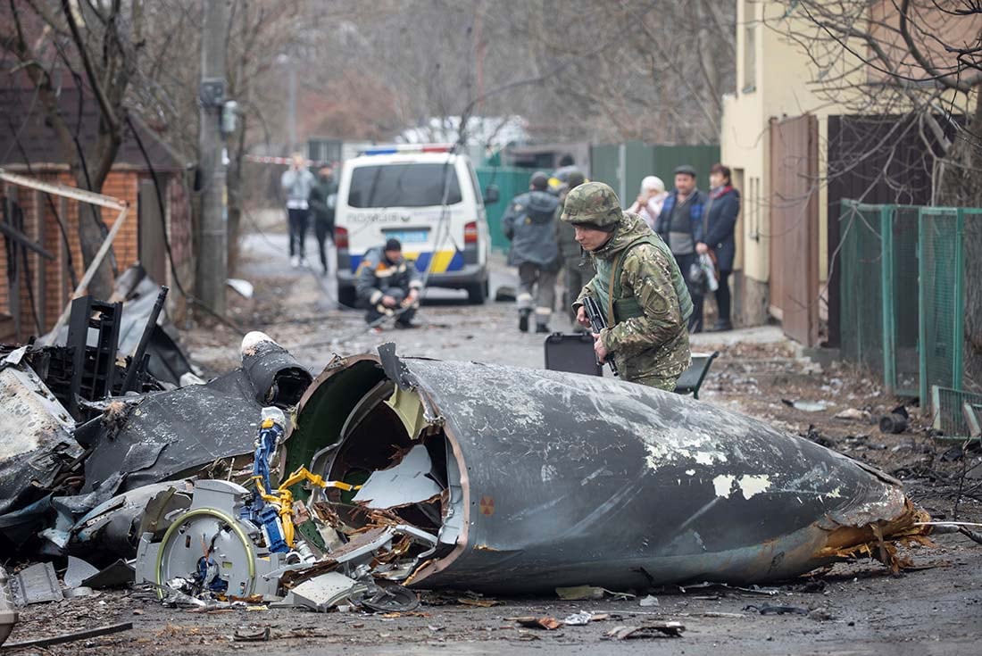 Un soldado del ejército ucraniano inspecciona los fragmentos de un avión derribado en Kiev, Ucrania. AP Photo/Vadim Zamirovsky)