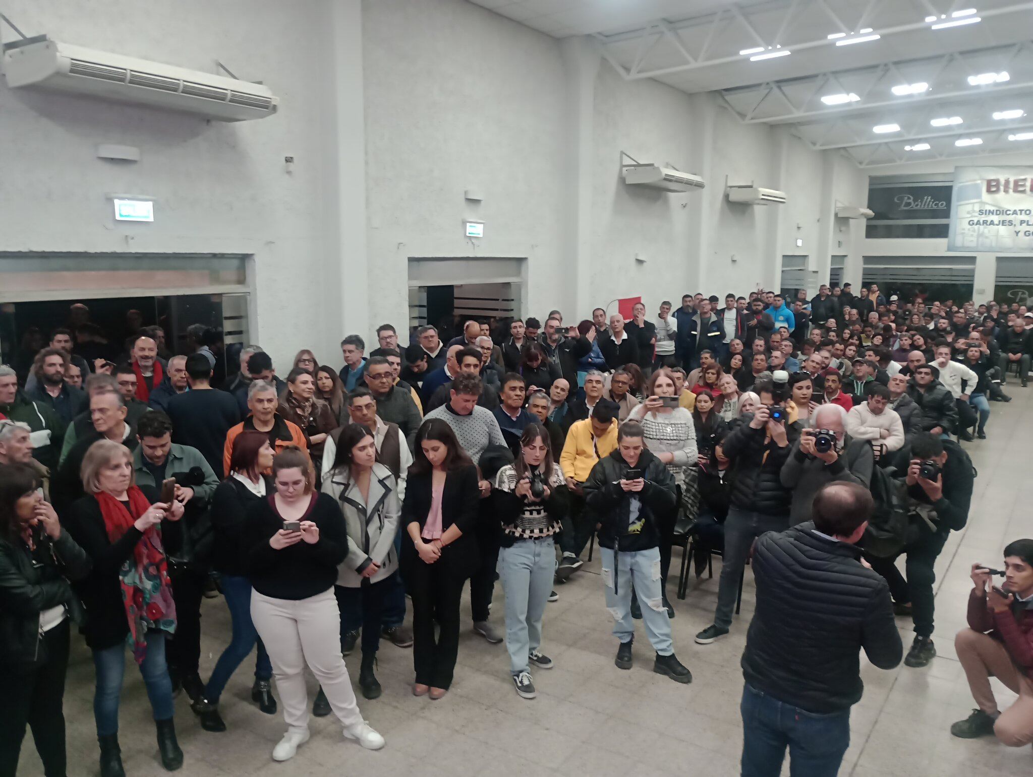 En el salón Báltico se reunieron peronistas que acompañan a Omar De Marchi. Foto: Prensa.