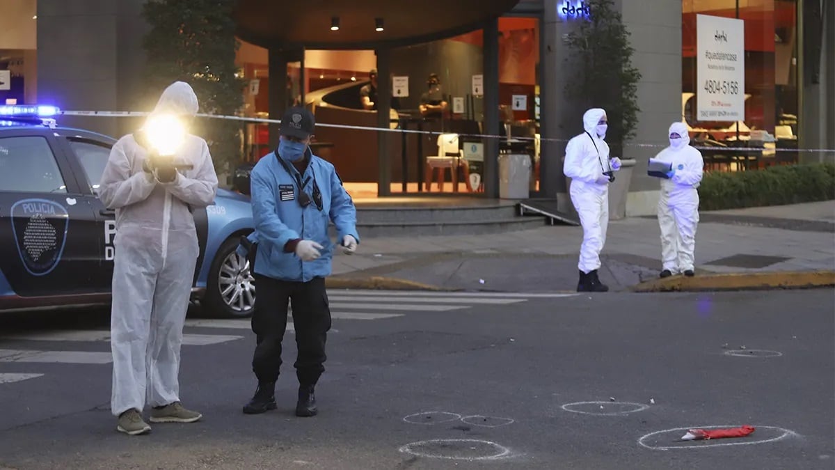 Un hombre mató a puñaladas a un agente de la Policía Federal. El atacante murió horas más tarde. 