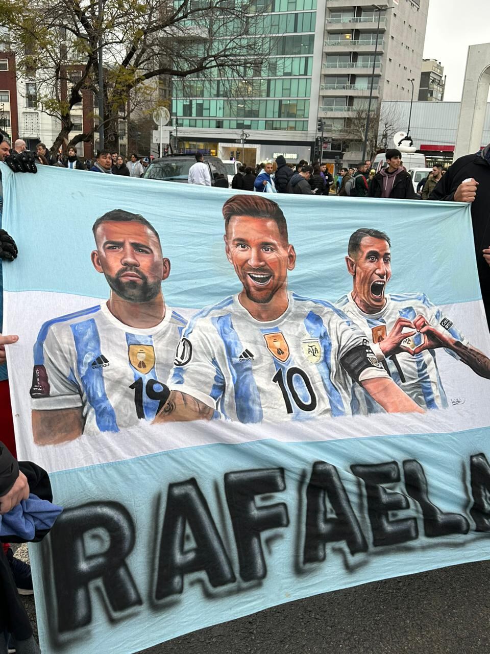 Banderas por doquier. Y siempre Messi, presente. / Gentileza.