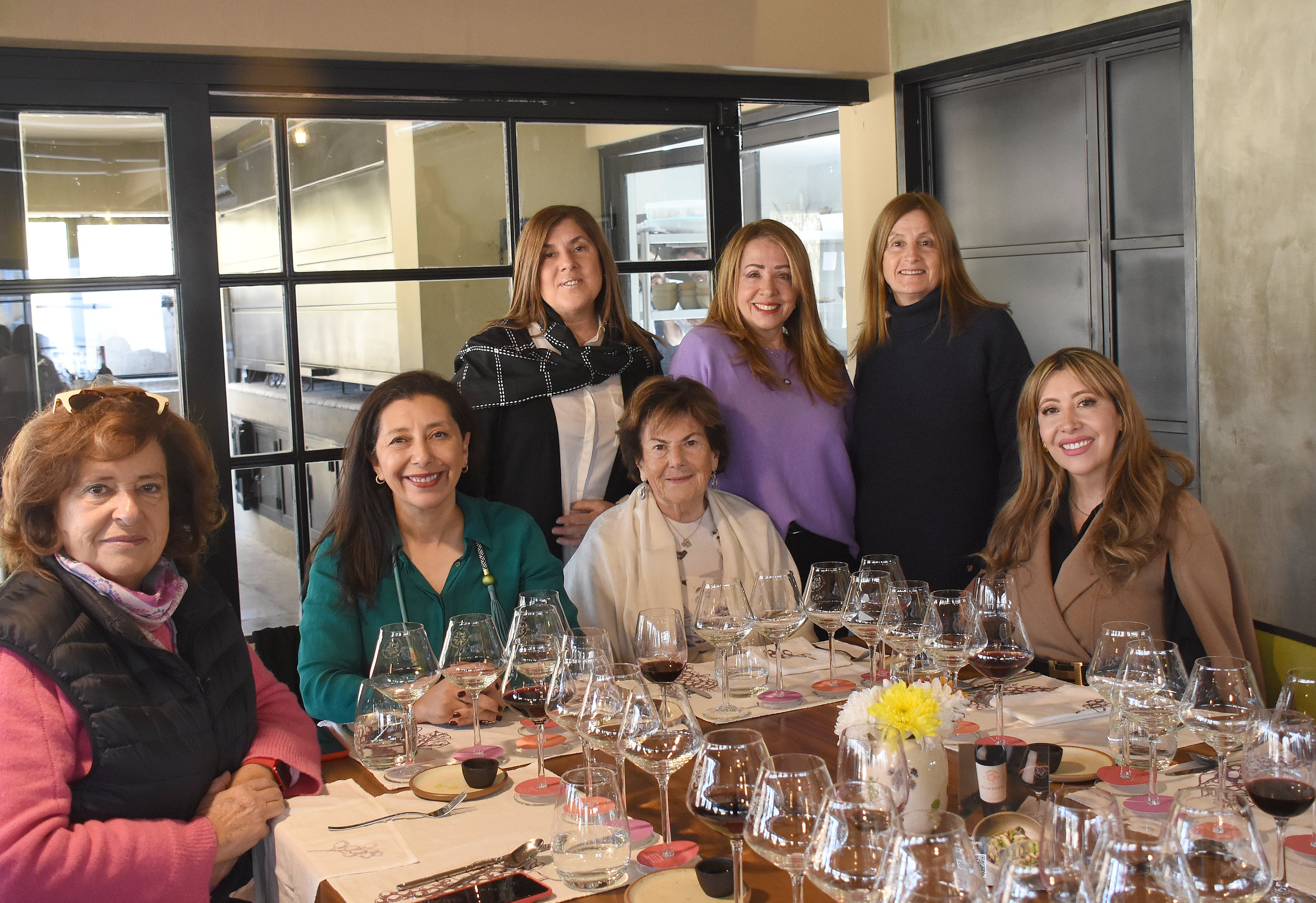 Mónica Pescarmona, Carina Egea, Alicia Groisman, Mónica Molina Roldán. Paradas: Ana Gaibazzi, Adriana Martinez y Susana Gomez. PH Eduardo Dolengiewich