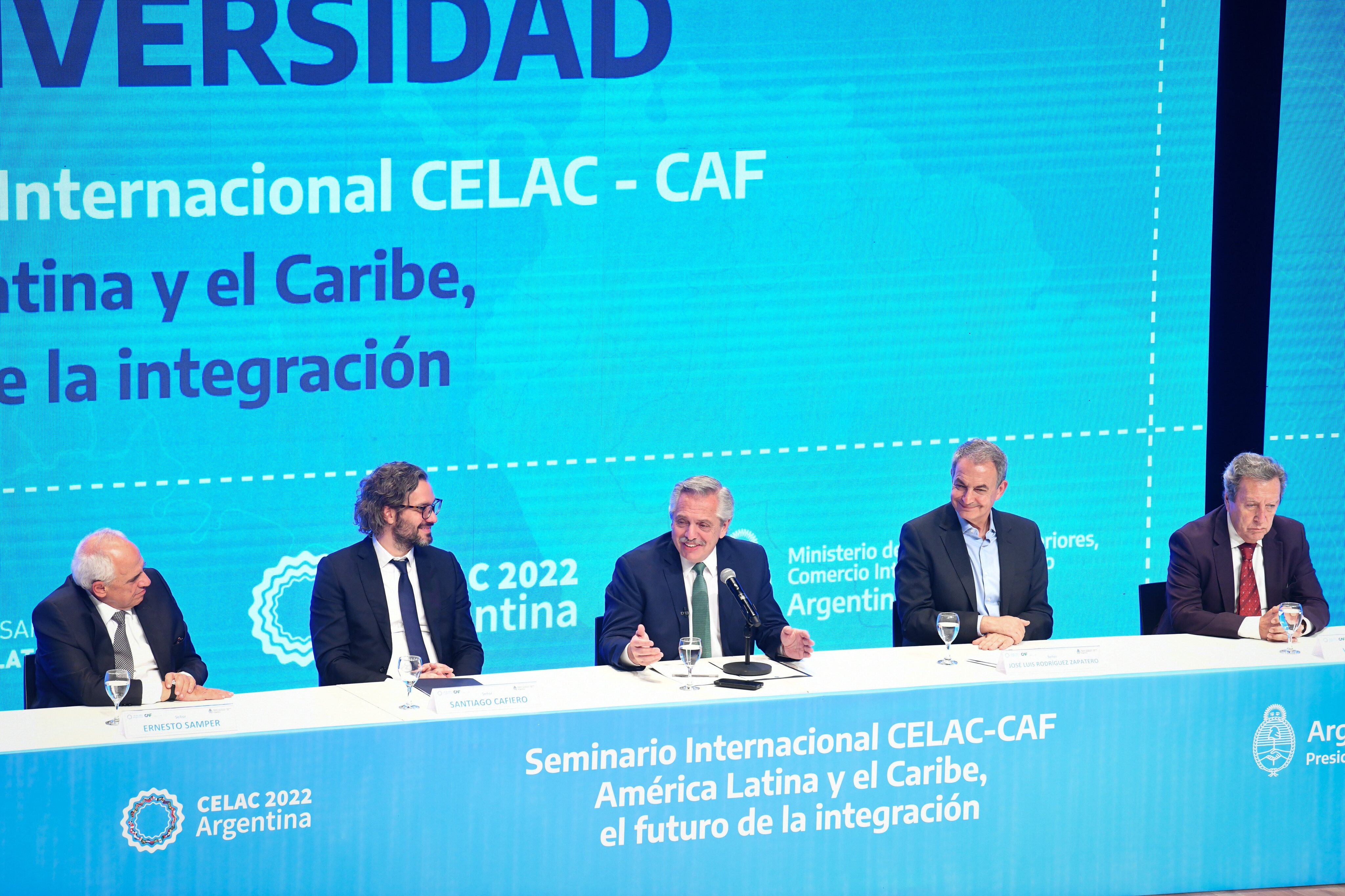 El presidente Alberto Fernández encabezó esta noche el panel de cierre del Seminario Internacional CELAC-CAF