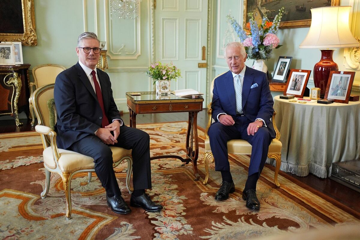 El primer ministro de Reino Unido, Keir Starmer, junto al rey Carlos (Gentileza)