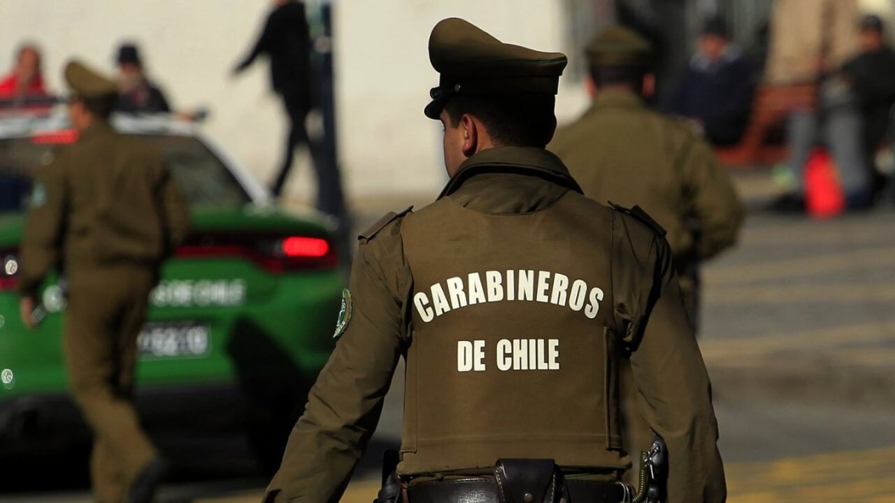 Esta semana, la institución de Carabineros confirmó que se retomará el uso de las subametralladoras UZI durante patrullajes preventivos. Gentileza: 24 horas.