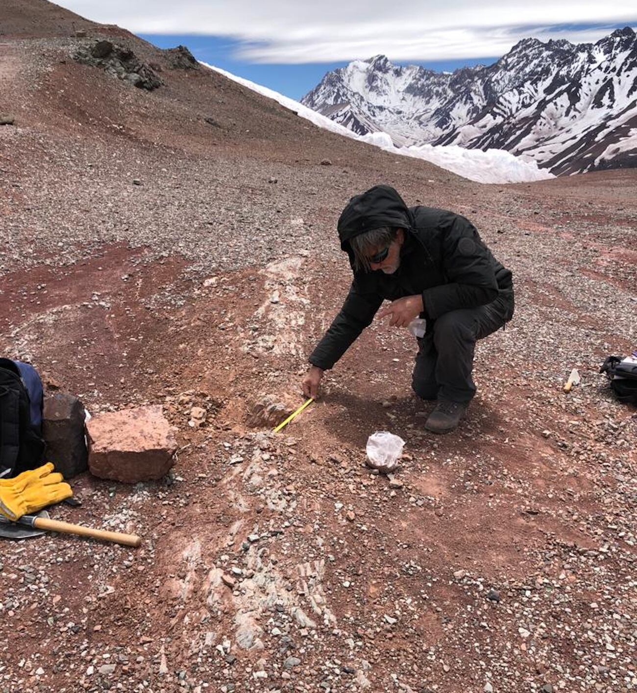 El lugar de la montaña mendocina, cerca de Las Cuevas, donde se encontraron los materiales de origen incaico. En la foto se ve al arqueólogo Horacio Chivazza revisando el sector del hallazgo.
Fotos: Expedición De Rosas-Chiavazza.