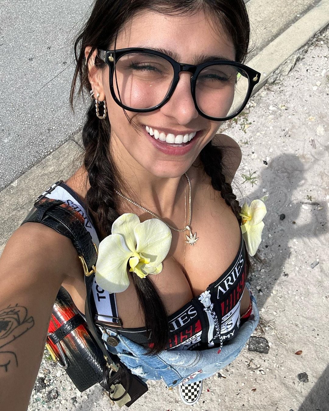 Mia Khalifa cautivó con su look