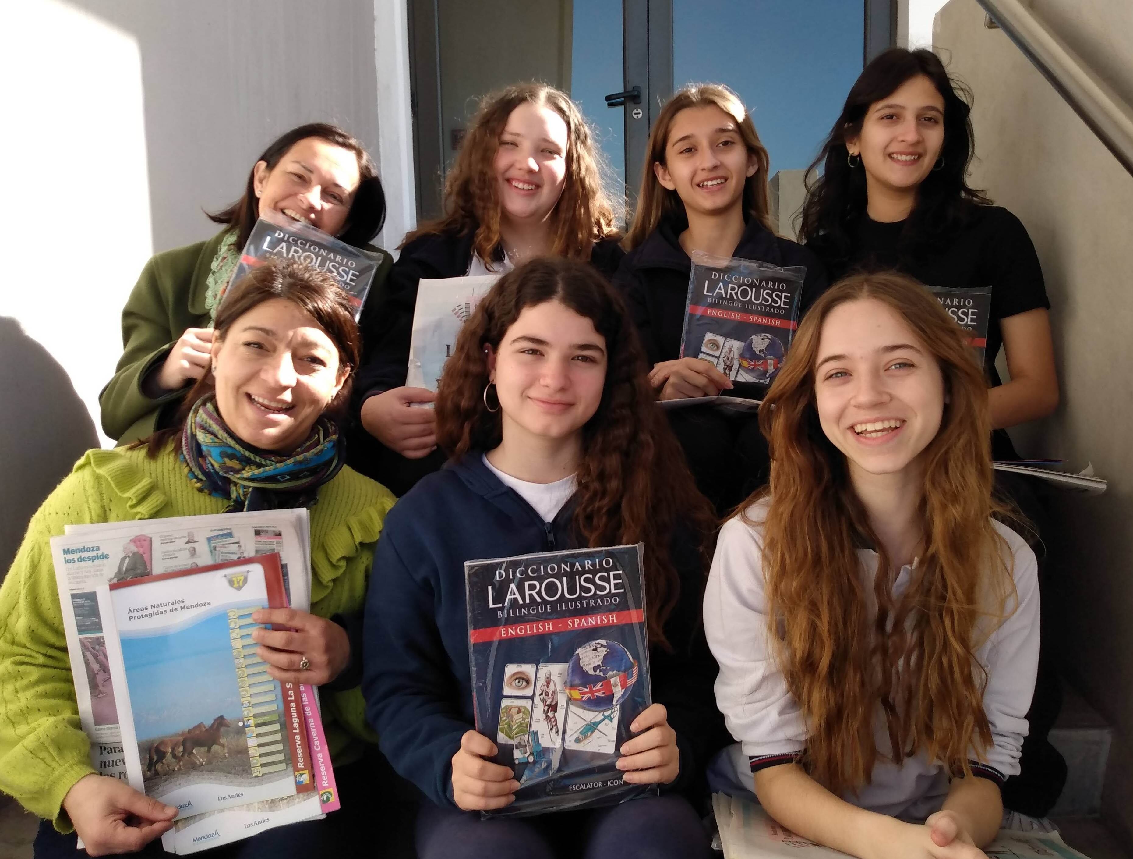 Rosario, Máxima, Valentina, Hannah y Cande, acompañados por las profesoras, María Mariana Immerso y Beatriz Sack.

