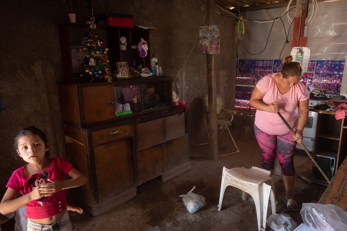 Margarita limpia su casa junto a su hija Angelina