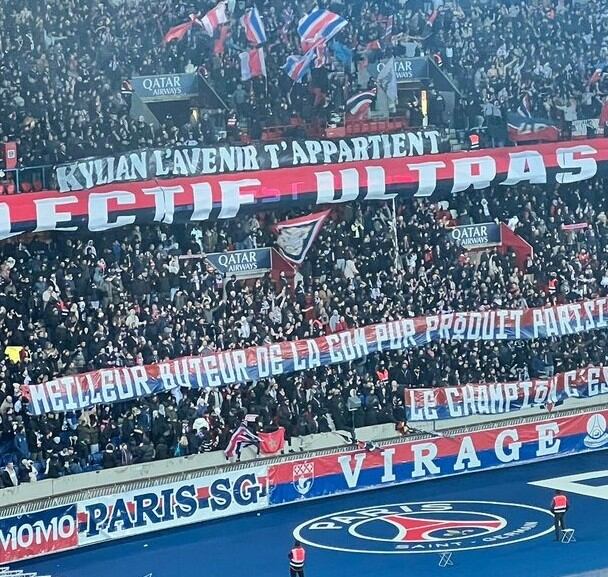 Los hinchas del PSG le dedicaron una bandera a Mbappé.