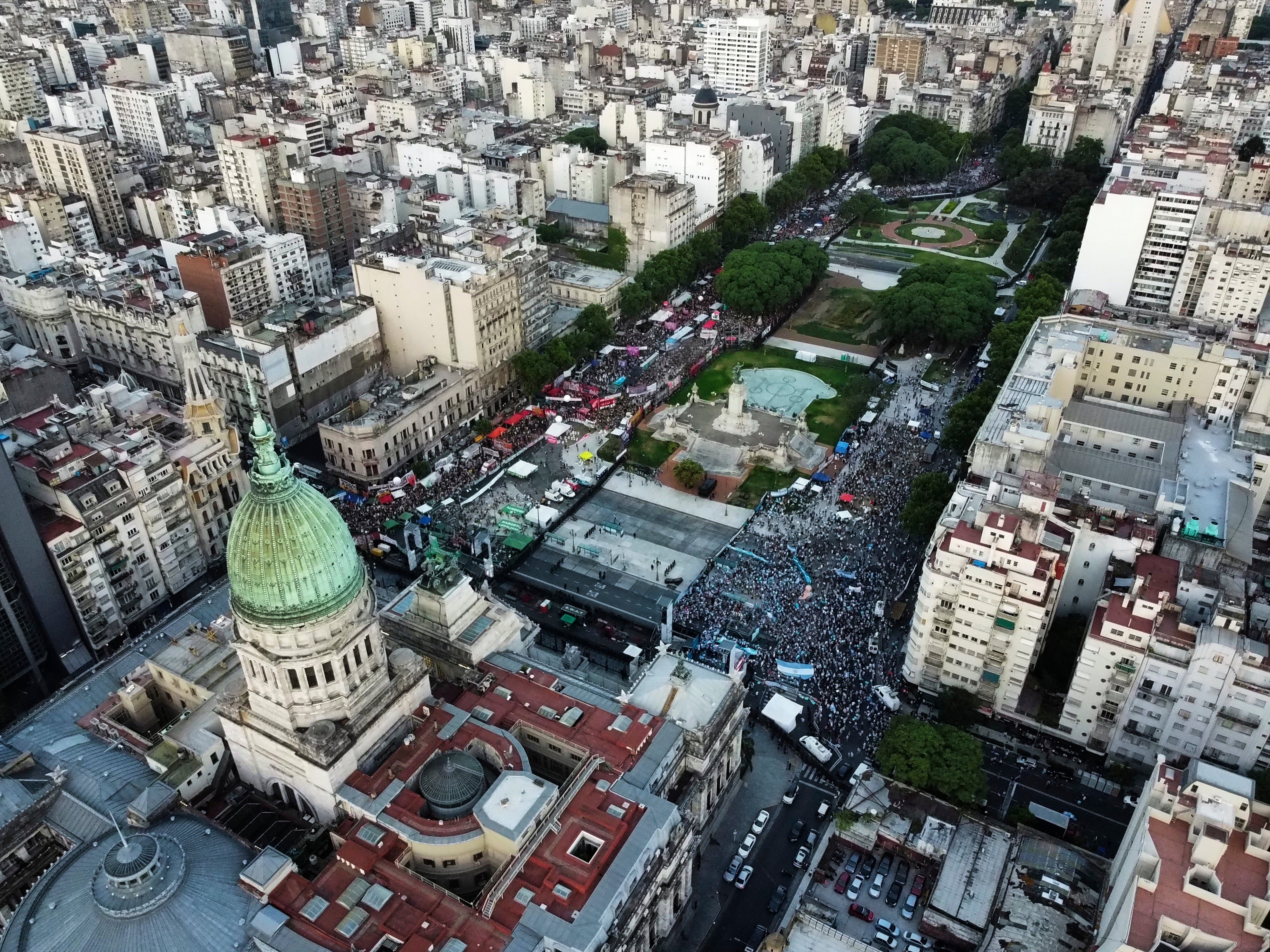 Activistas por el derecho al aborto, izquierda, y activistas que lo rechazan, derecha, protestan frente al Congreso mientras los legisladores debaten un proyecto de ley que legalizaría el aborto.