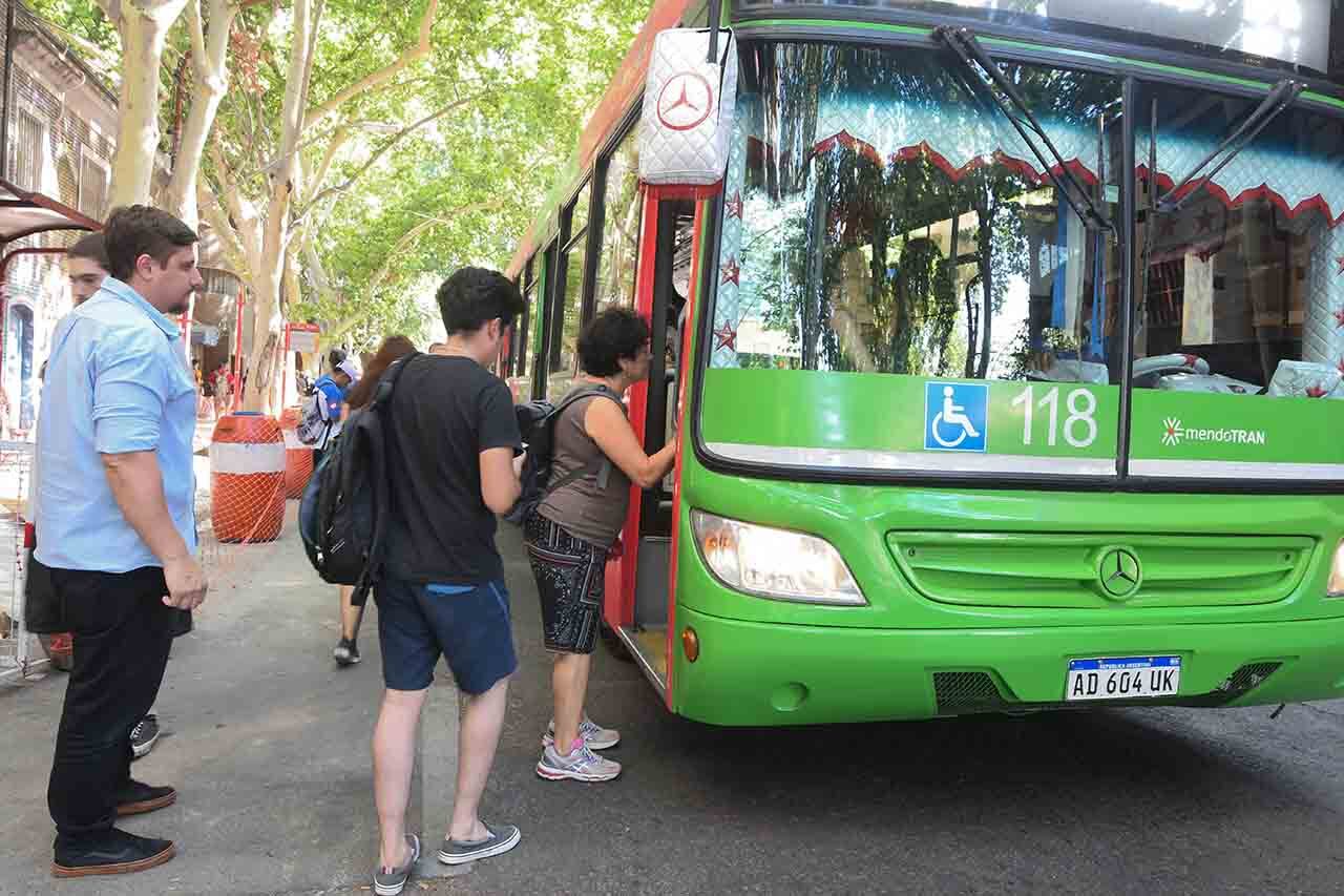 En Mendoza se usa menos el automovil y el transporte público ha marcado un record en la venta de pasajes, esto se debe el costo del combustible, el gasto que genera mover un auto.

Foto: José Gutierrez
