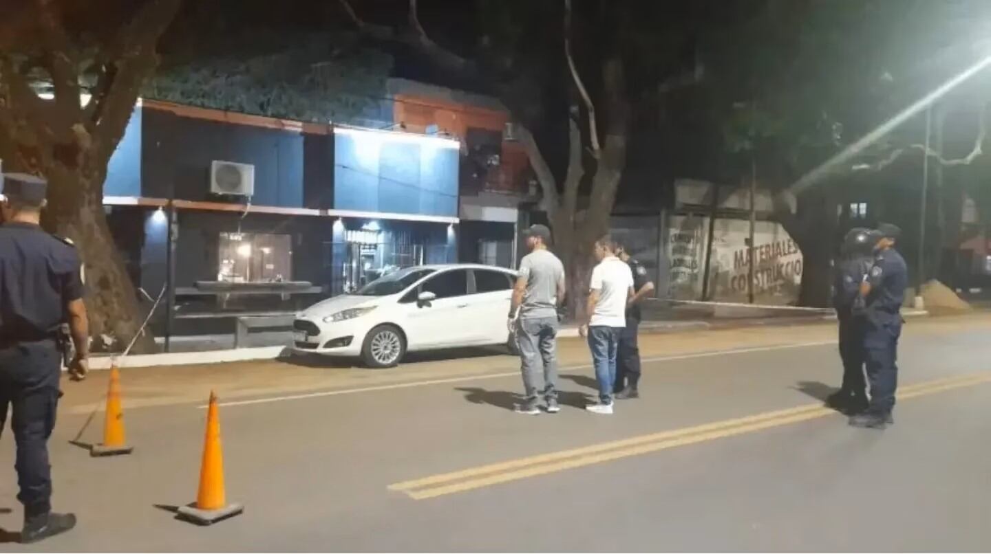 El femicida estaba apoyado a su auto frente a la casa de Valeria Leoncino. Foto: Gentileza Radio Ciudadana.