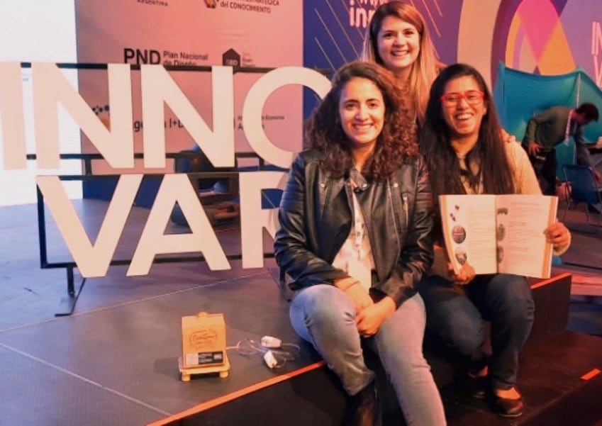 Viviana Paredes, Débora Vitaliti y Viviana Martínez, las expositoras de la lámpara-cuento en Tecnópolis