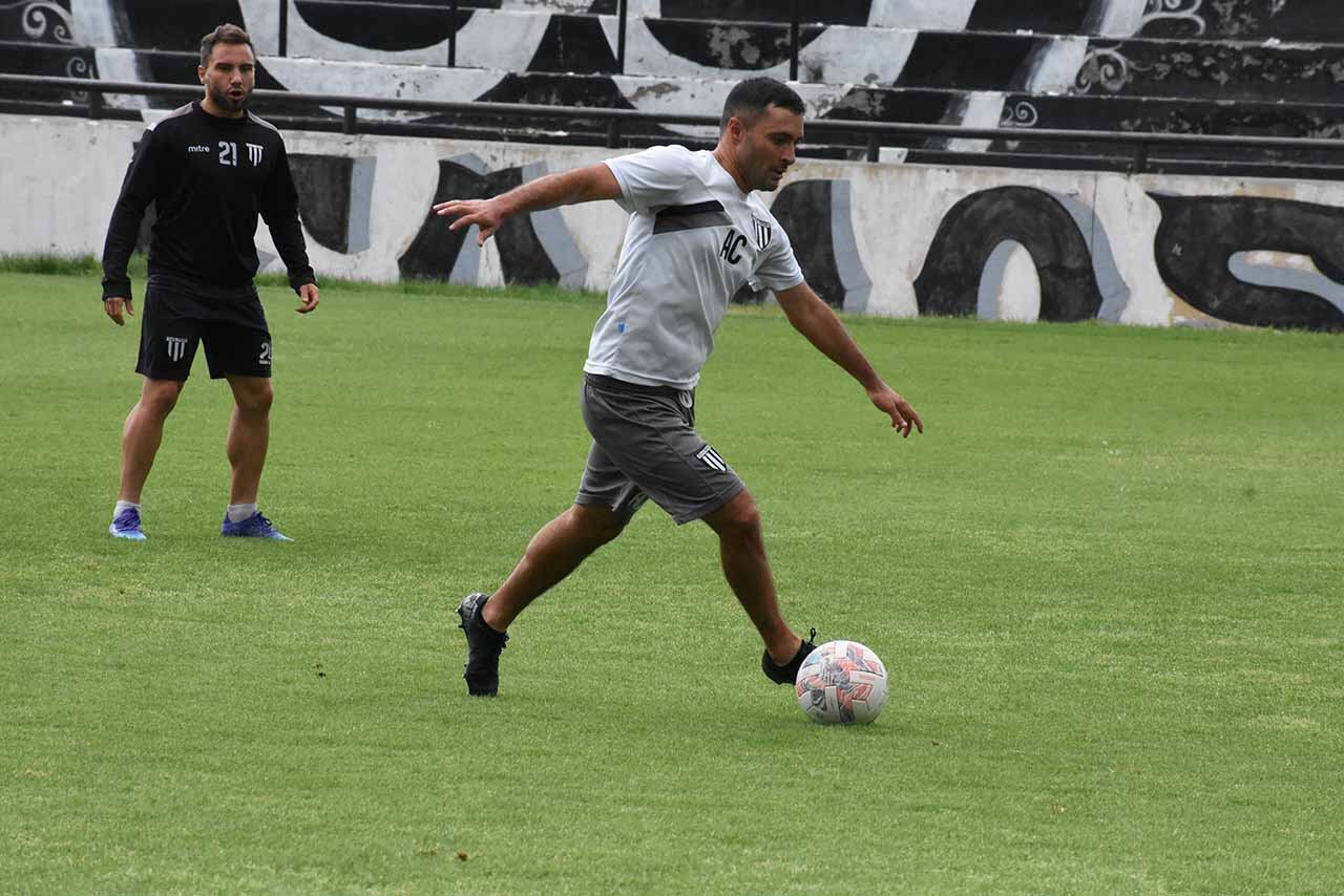 Joaquín Sastre, nuevo director técnico de Gimnasia y Esgrima de Mendoza, que compite en la Primera Nacional