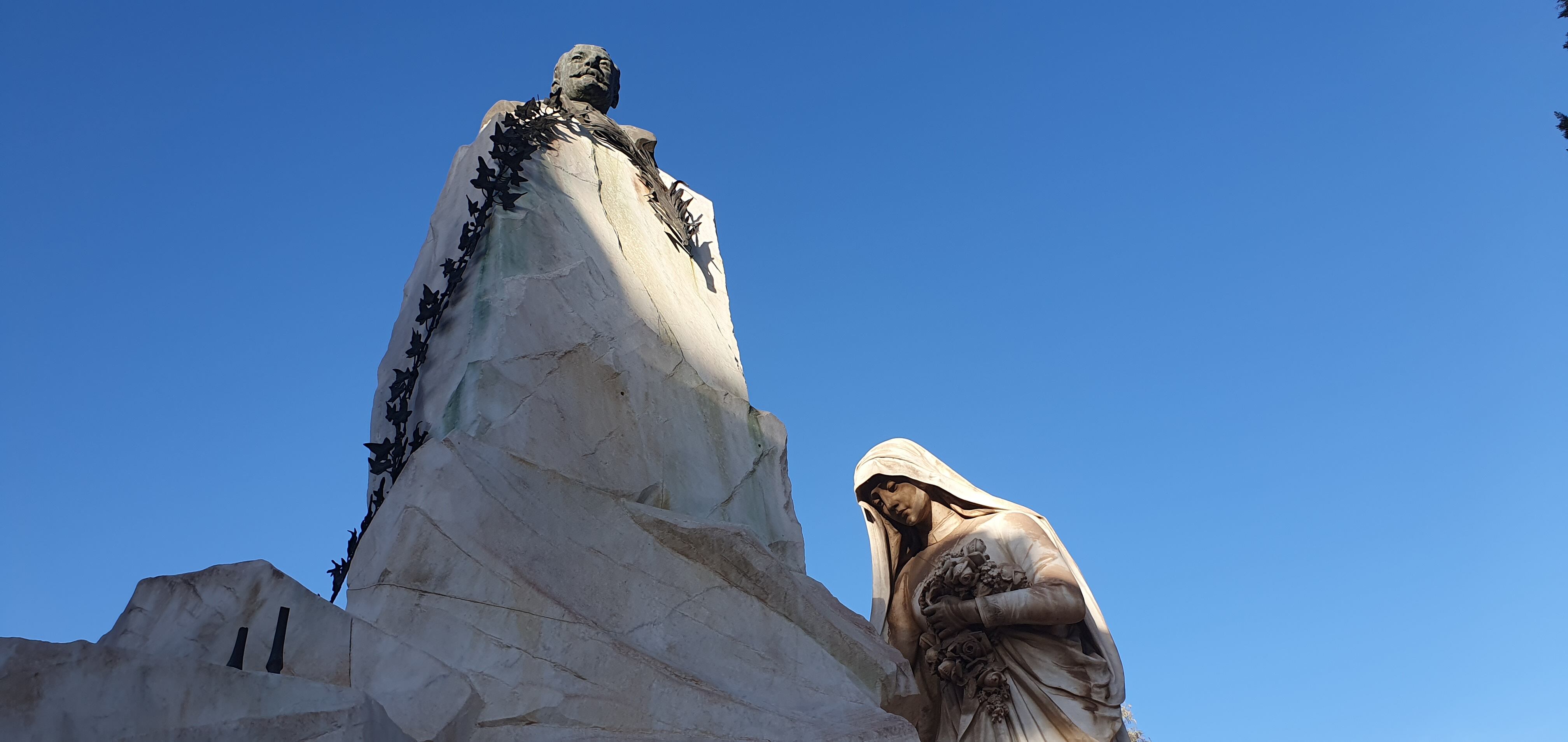 Robaron un busto de bronce en una ilustre bóveda del Cementerio: pesa casi 60 kilos y estaba a 2 metros de altura. Foto: Gentileza