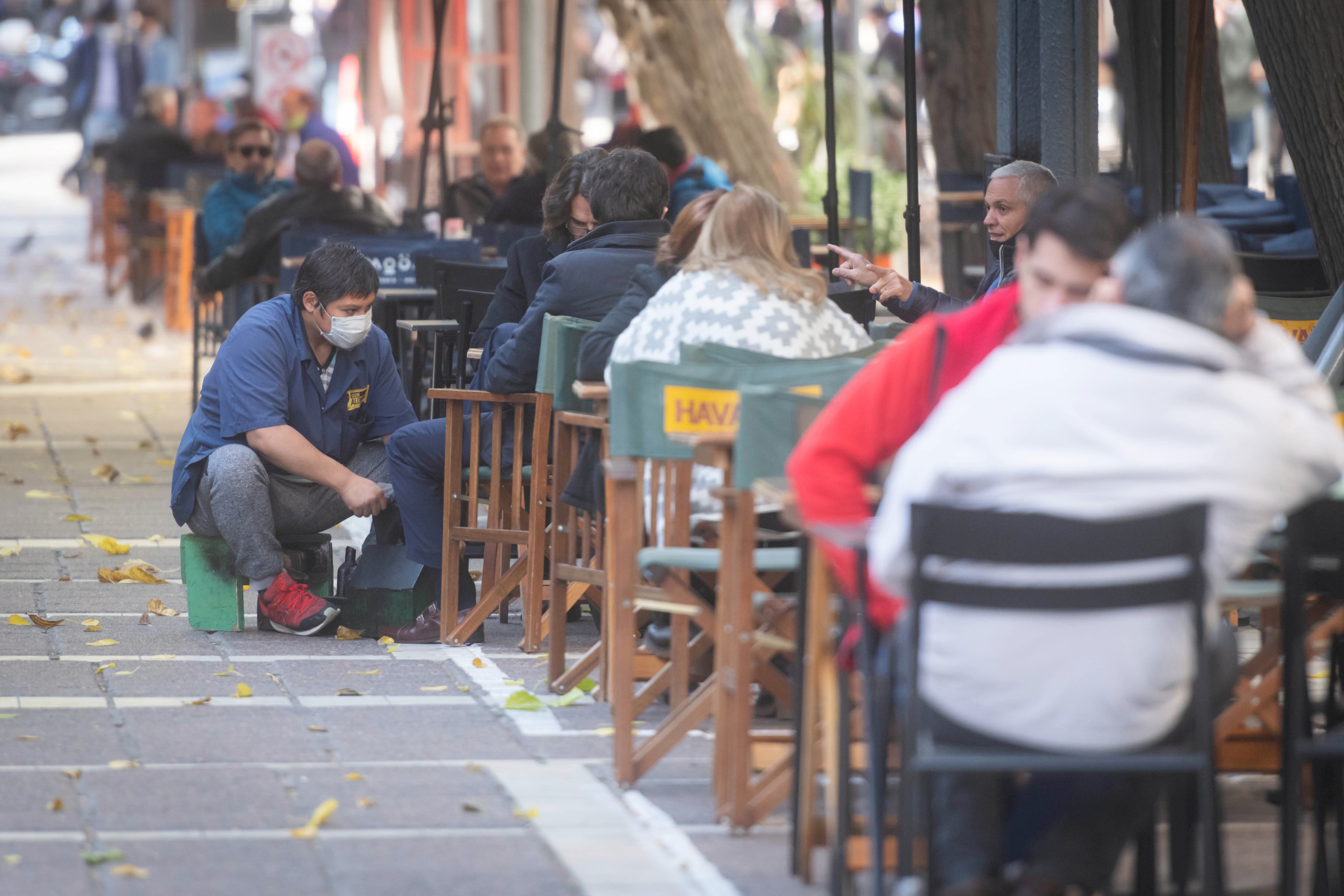 Sin restricción de DNI se notó mucho movimiento de personas por las calles de la ciudad.