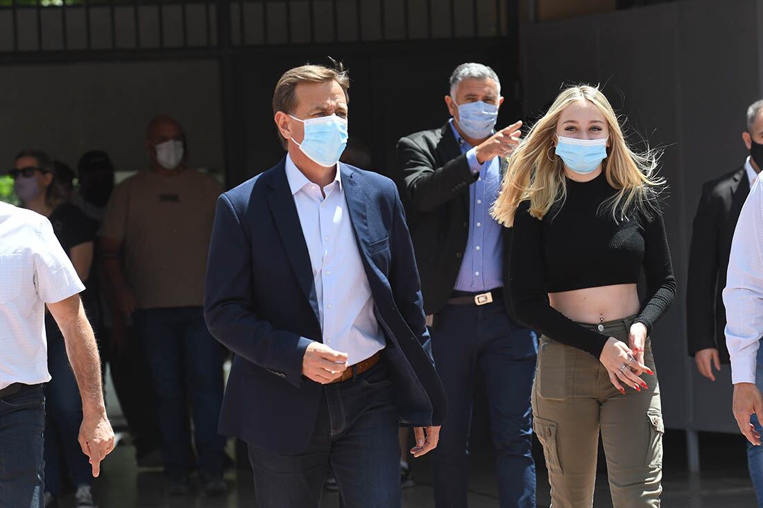 El Gobernador de Mendoza Rodolfo Suarez, llega a la escuela Arístides Villanueva acompañado de su hija Sofía.
Foto José Gutierrez