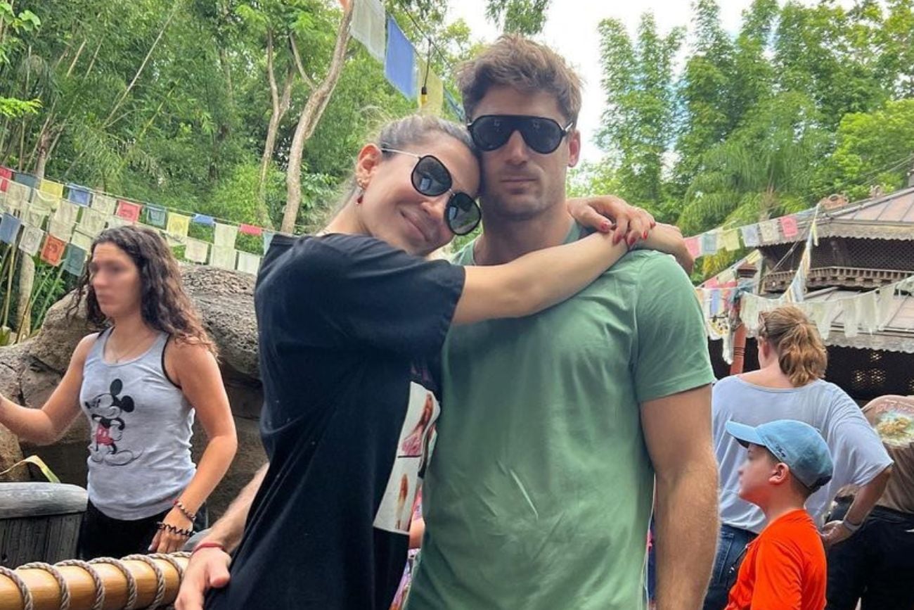 Jimena Barón y su novio, Matías Palleiro, en Disney.