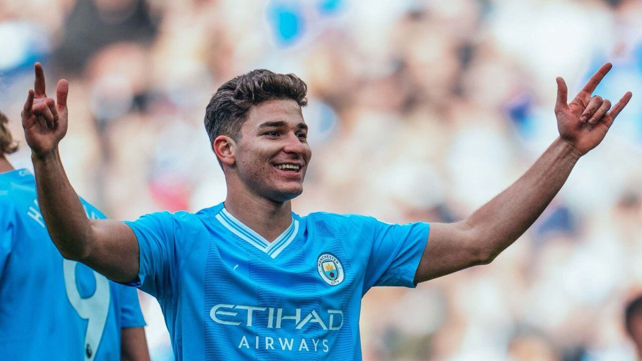 Julián Álvarez abrió el duro partido entre Manchester City y Brighton.