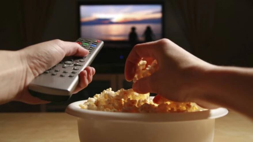 Snacks diferentes para acompañar una película desde casa.