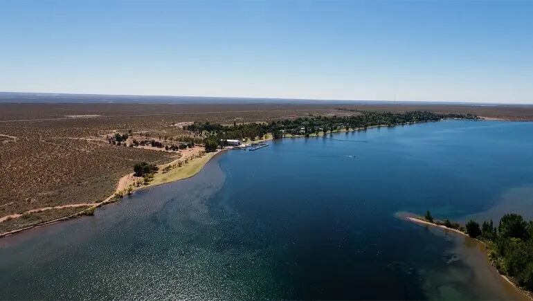 Descubrieron la estatua de un minotauro en el fondo de un lago. Foto LMNeuquén.