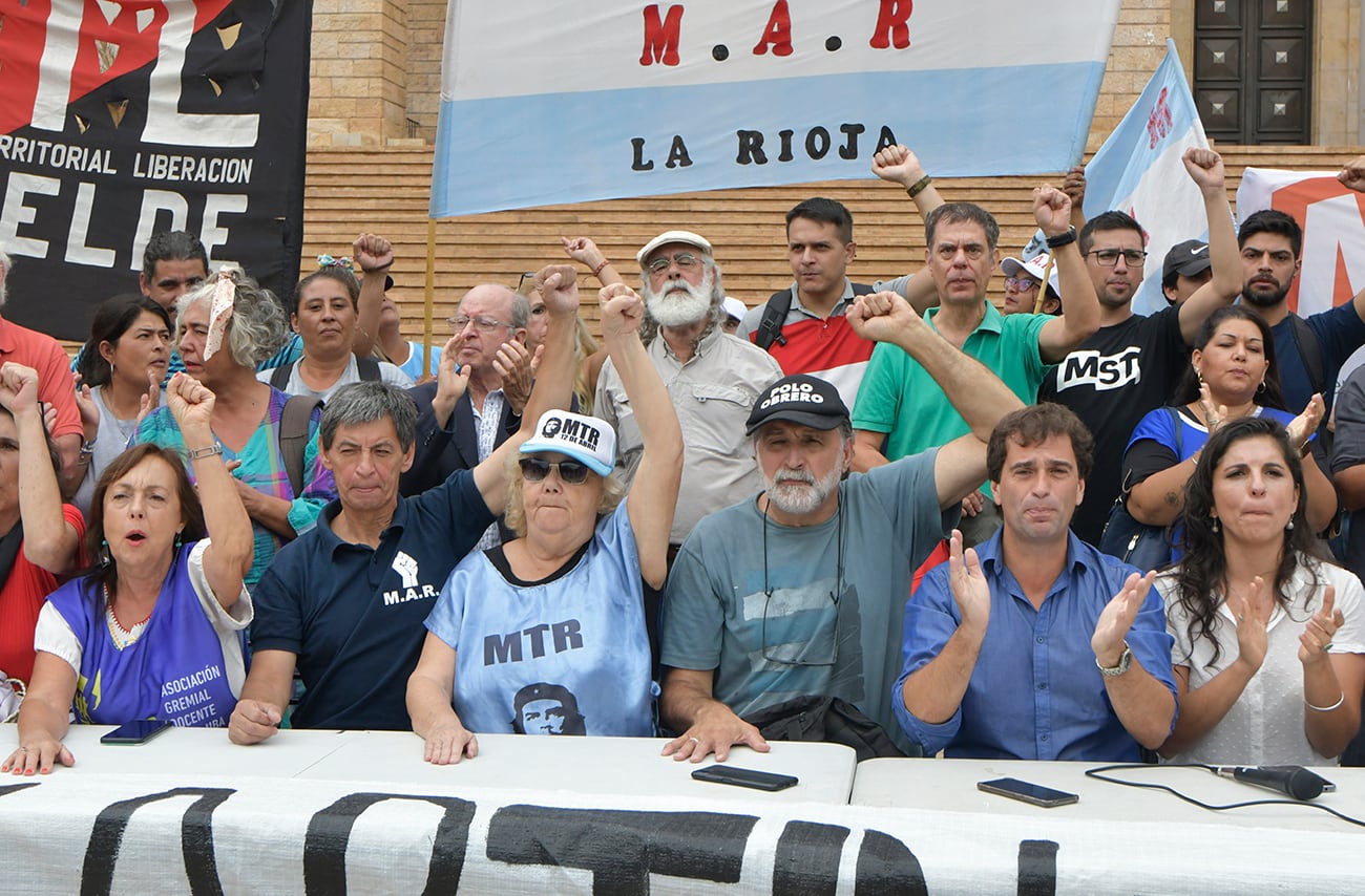 Gabriel Solano, del Frente de Izquierda y dirigente del Polo Obrero, pidió libertad para Martín Rodríguez y Lorena Torres, que están detenidos por las protestas piqueteras desde la semana pasada.


Foto: Orlando Pelichotti