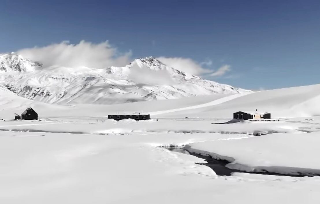 Rodeado de nieve, así espera la apertura el complejo invernal El Azufre.