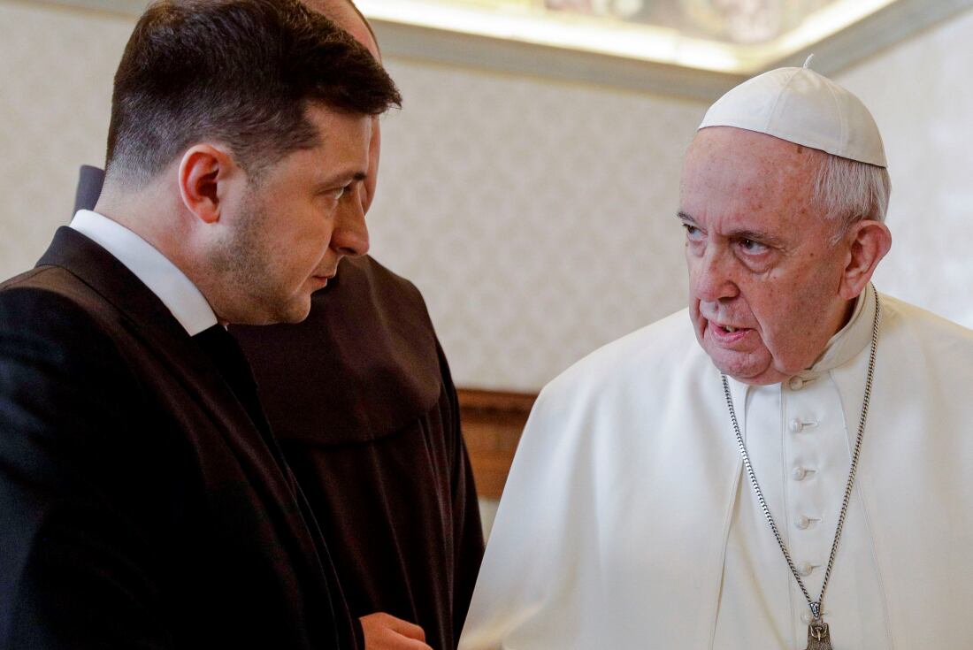 Foto de archivo de 2020. El Papa Francisco intercambia palabras con el presidente ucraniano Volodymyr Zelensky durante una audiencia privada en el Vaticano. 