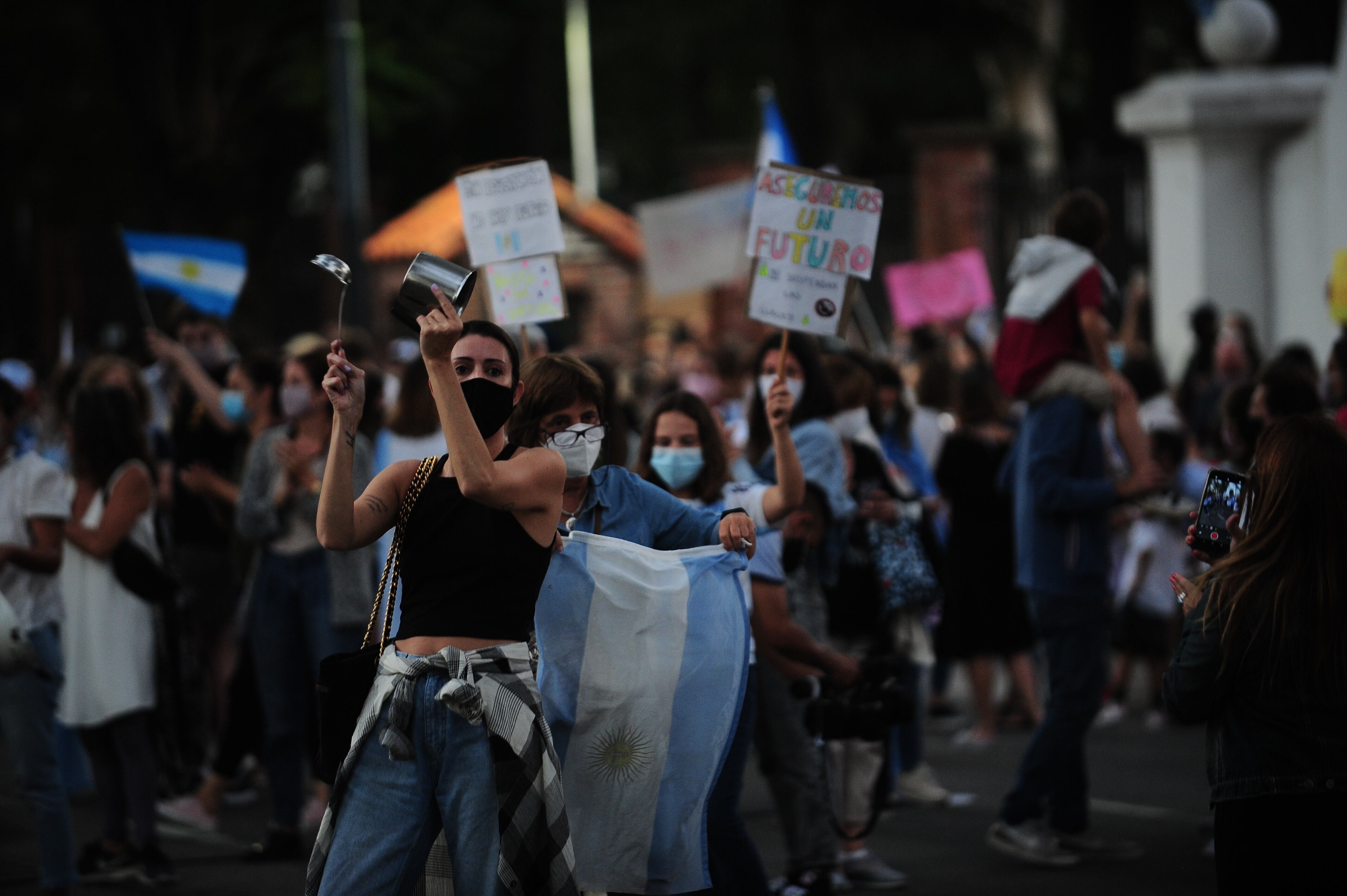 Cacerolazo frente a la quinta presidencial de Olivos, despues del anunciode ayer de Alberto Fernandez.
Foto Clarin