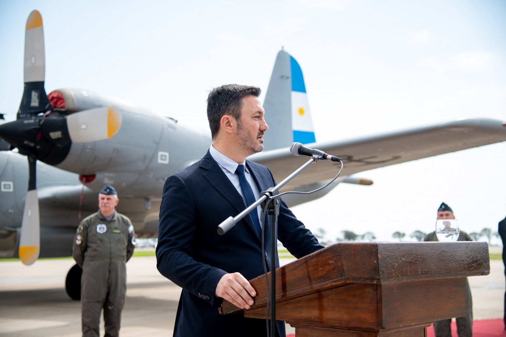 Petri recibió el primero de los cuatro aviones P-3 Orion para la Armada Argentina.