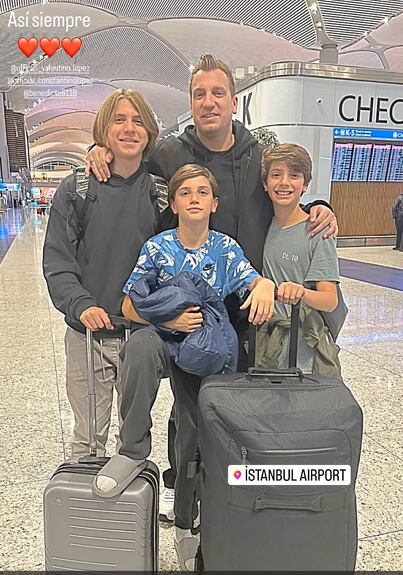 Maxi López junto a sus hijos, Valentino, Constantino y Benedicto.