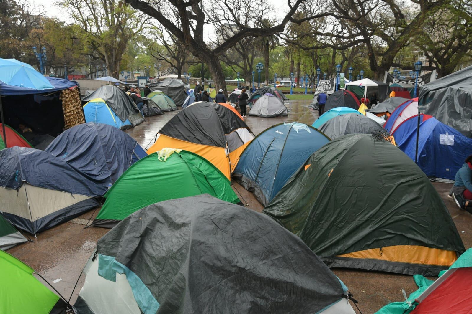 Acampe del Polo Obrero en Plaza Independencia. Ignacio Blanco / Los Andes