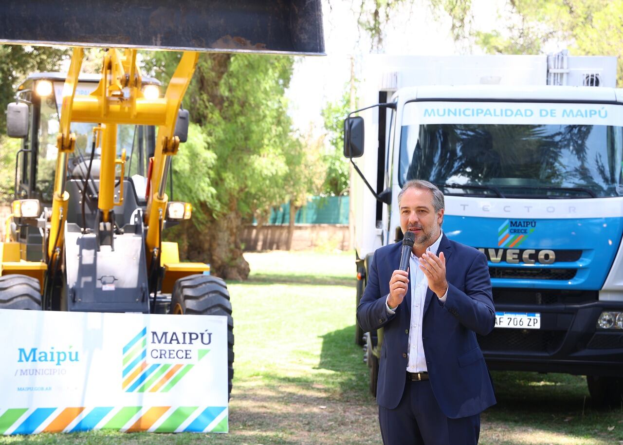 Matías Stevanato presentó nuevas maquinarias para Maipú junto a autoridades del BICE. Foto: Prensa Maipú