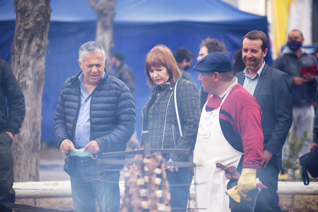 Alfredo Cornejo y Patricia Bullrich charlarndo con los asadores. 