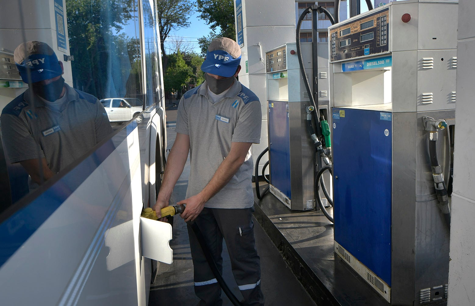 El transporte de cargas es uno de los rubros que traccionan el consumo de gasoil. - Orlando Pelichotti / Los Andes
