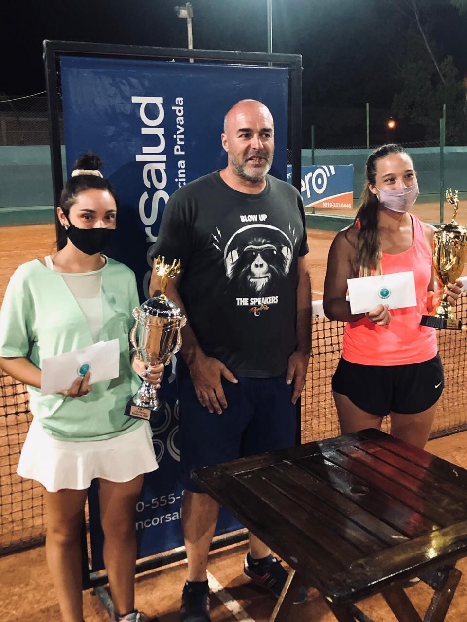  Parrila (derecha) derrotó a Luz Iranzo (izquierda) en la final de damas./Gentileza de la Federación Mendocina de Tenis.