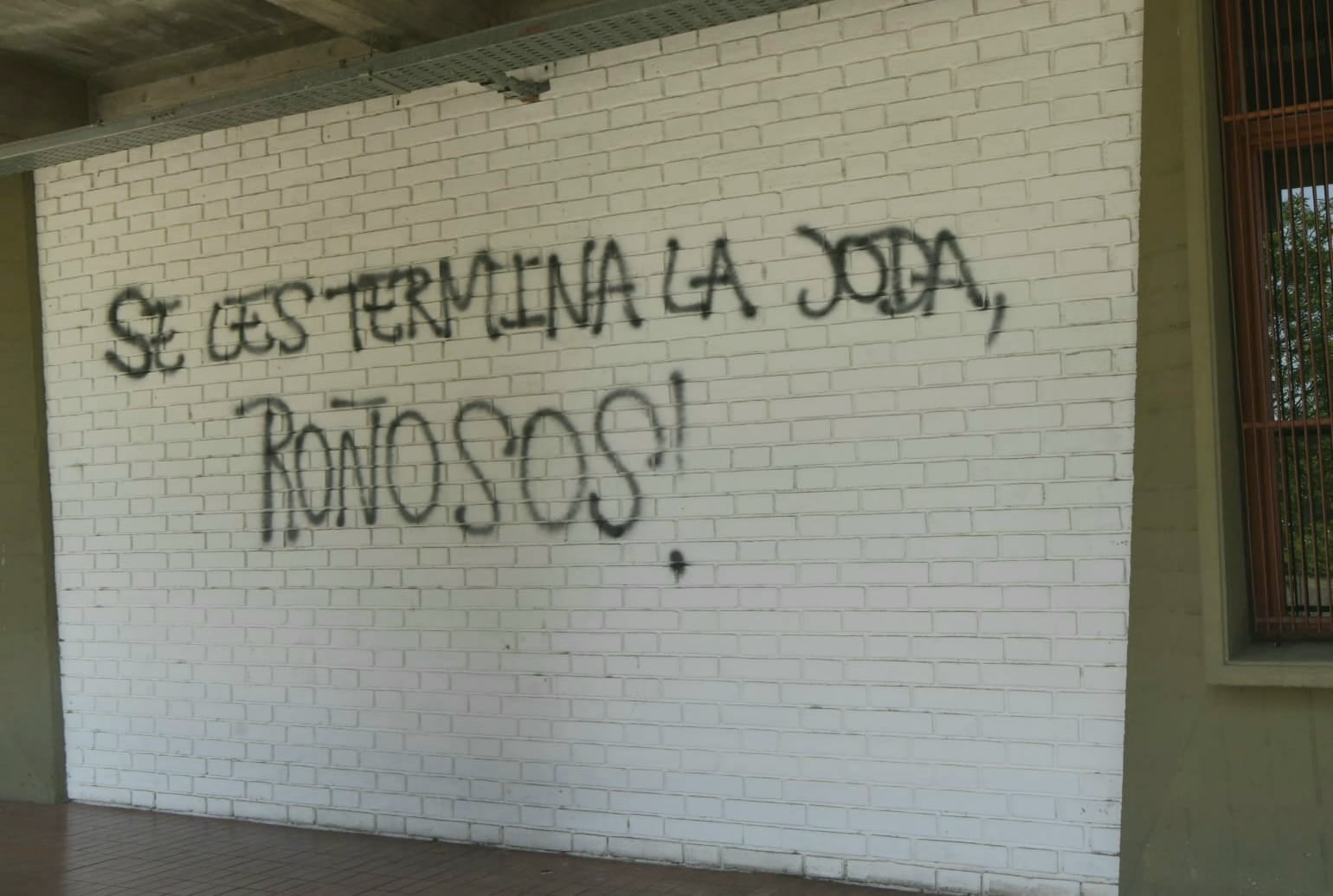 Vandalizaron la Facultad de Ciencias Políticas con agresivas pintadas - Orlando Pelichotti / Los Andes