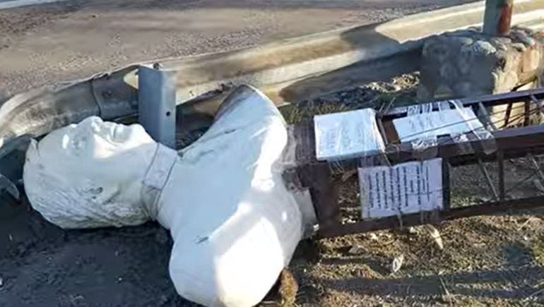 Desconocidos intentaron decapitar un busto de Kirchner, pero vandalizaron la camioneta de su propietario.