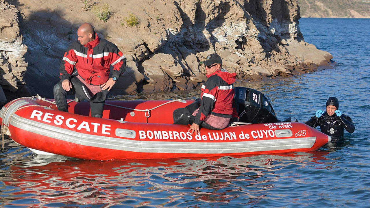 La búsqueda de los restos de Arregui en el embalse se extendió durante días. | Foto: Orlando Pelichotti / Los Andes