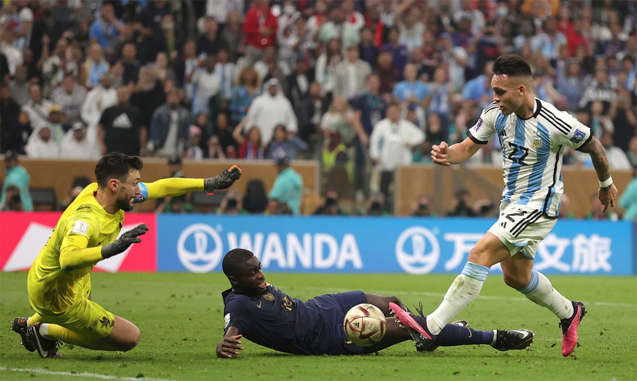 Lusail (Qatar), 18/12/2022.- Lautaro Martinez (R) of Argentina in action against goalkeeper Hugo Lloris of France during the FIFA World Cup 2022 Final between Argentina and France at Lusail stadium, Lusail, Qatar, 18 December 2022. (Mundial de Fútbol, Francia, Estados Unidos, Catar) EFE/EPA/Friedemann Vogel
