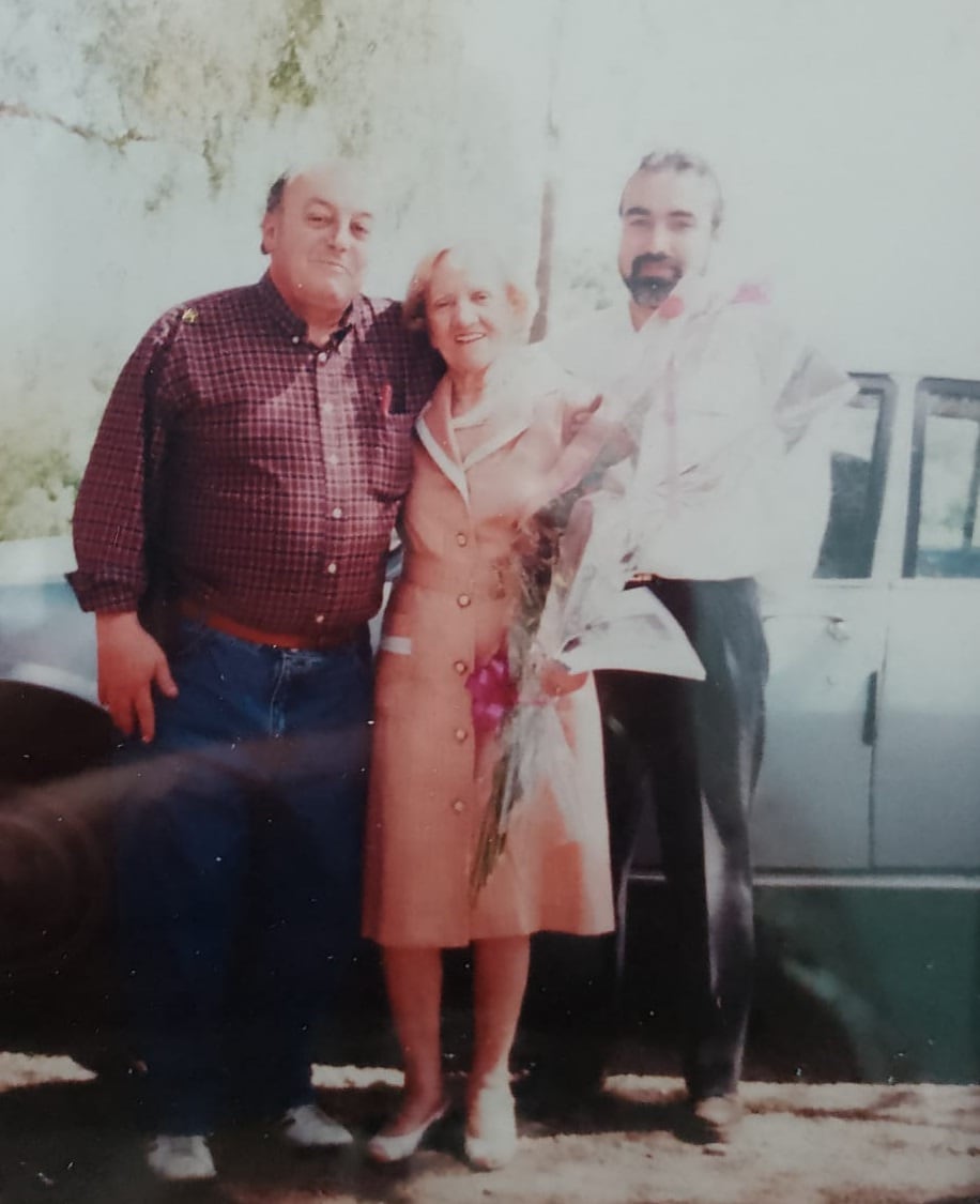 Día del canillita: la familia que mantiene la tradición en 3 generaciones y un amor que surgió “entre diarios”. Foto: Gentileza Elba Villacorta.