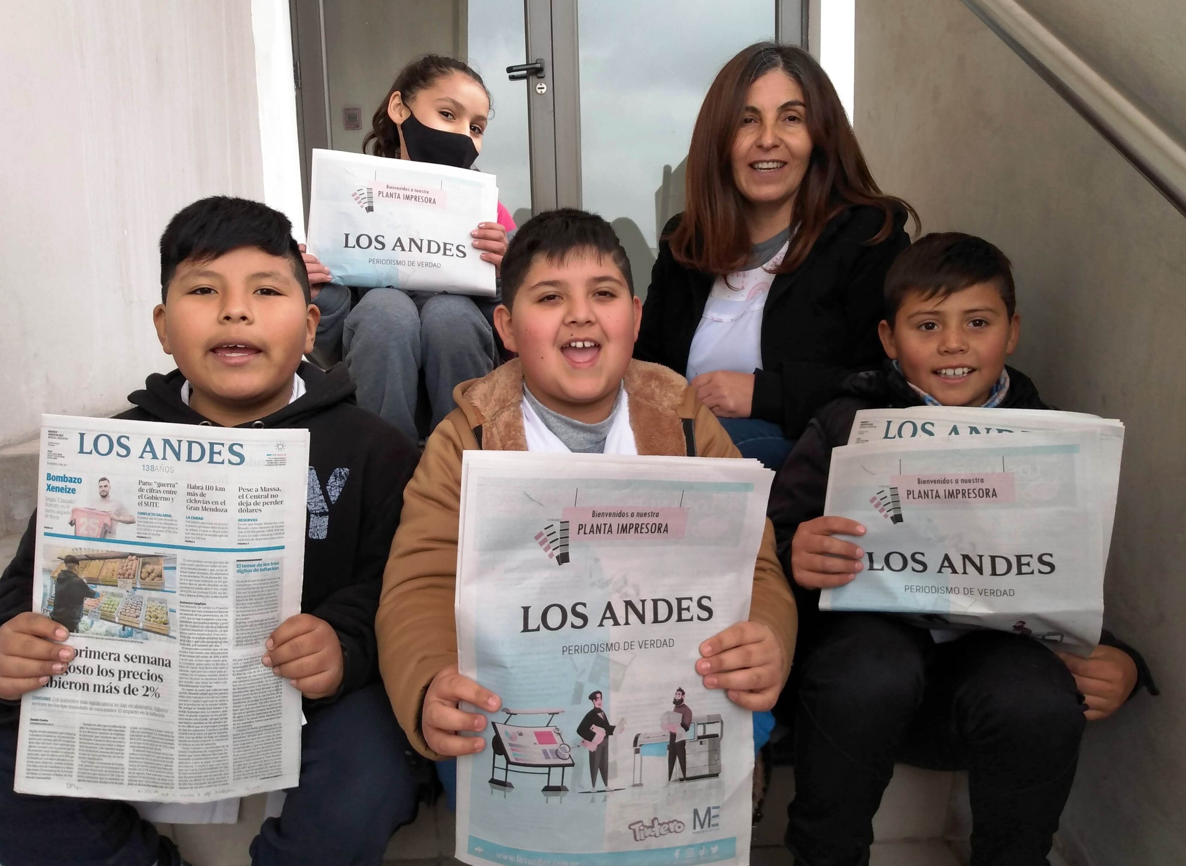 Isaías, Dylan, Emiliano y Natasha, acompañados por la directora de la escuela, Mónica Riveros.

