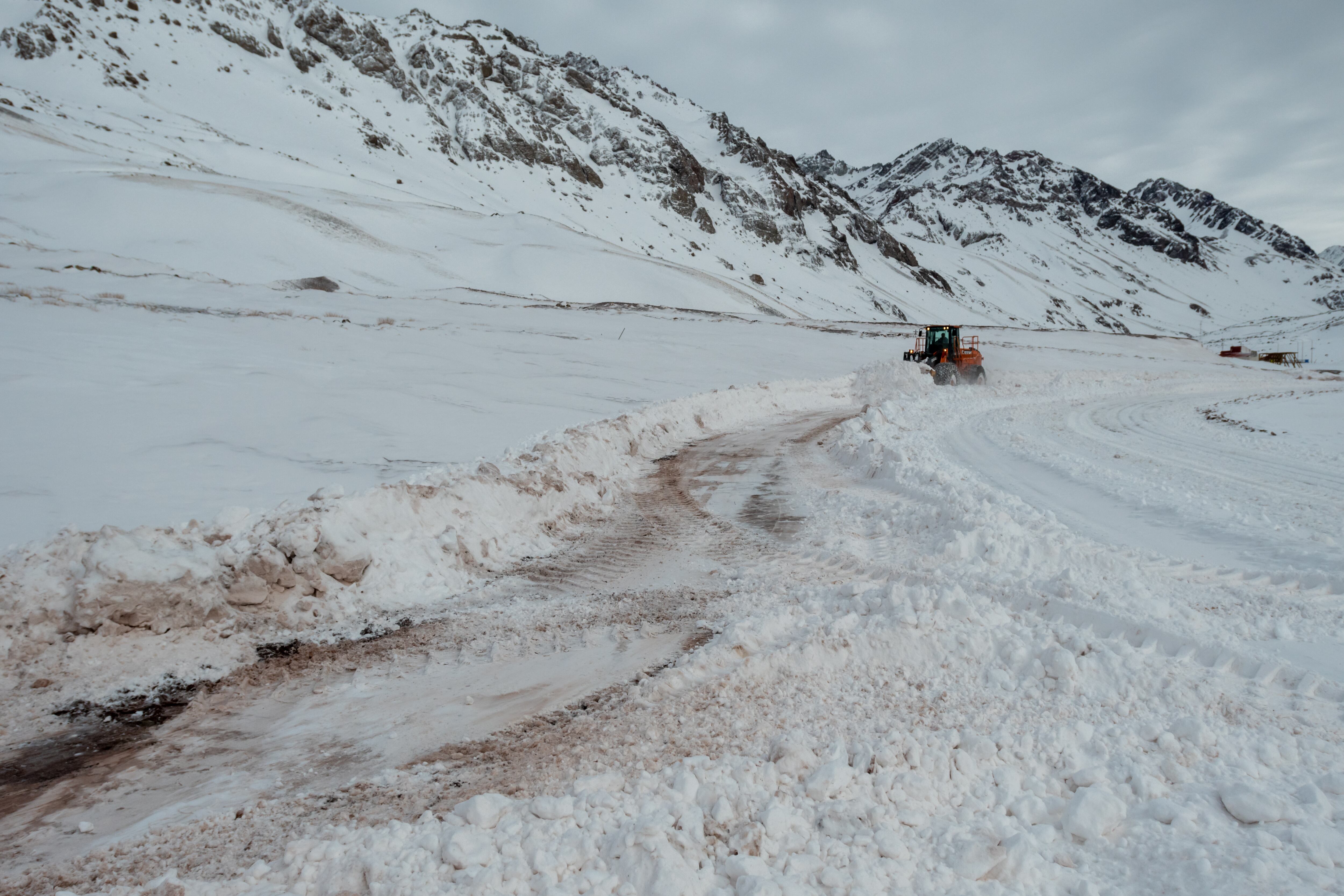 Mendoza 25 de junio de 2020 Sociedad
Paso Internacional cortado
Operativo de Vialidad Nacional en Villa Las Cuevas para despejar la nieve acumulada sobre Ruta Internacional 7.   

Foto: Ignacio Blanco / Los Andes