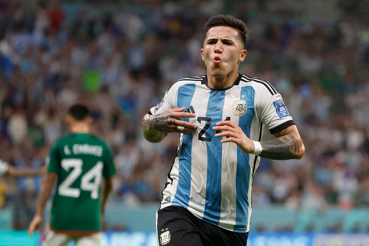 Enzo Fernández de Argentina celebra el gol que combirtió ante el seleccionado mexicano