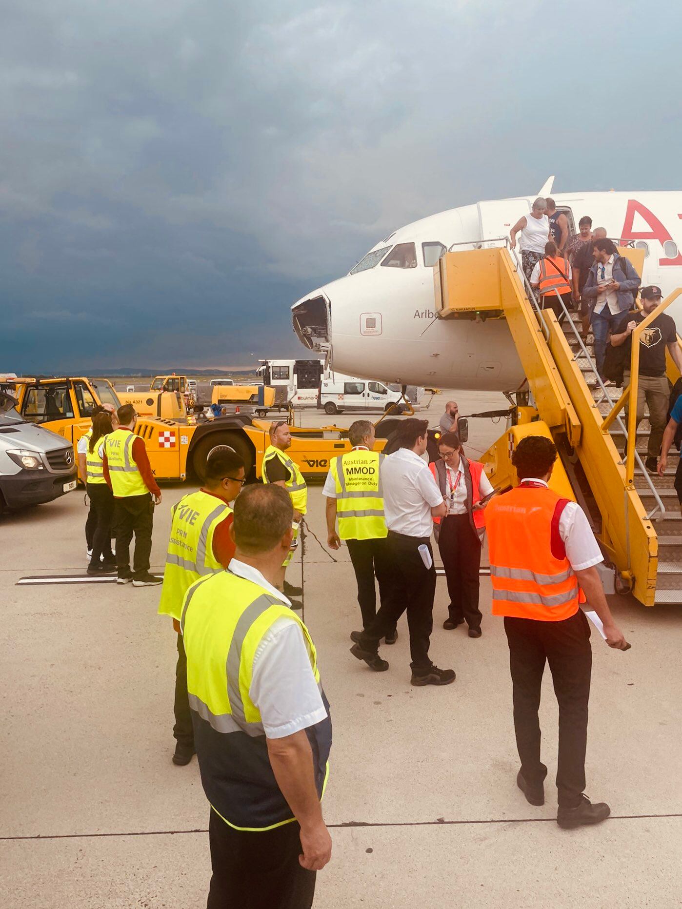 Un avión terminó con la trompa destruida luego de atravesar una tormenta en Italia. X