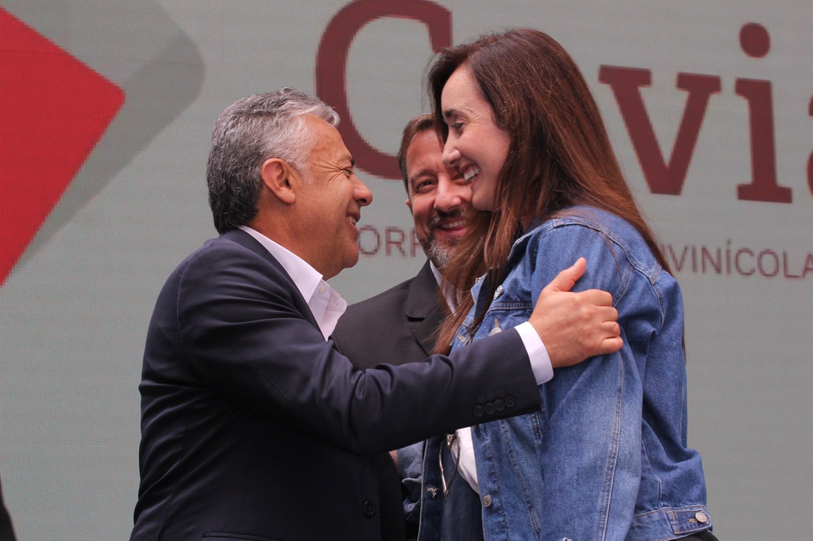 Victoria Villaruel, vicepresidente, Alfredo Cornejo, gobernador, y Mario González de COVIAR.