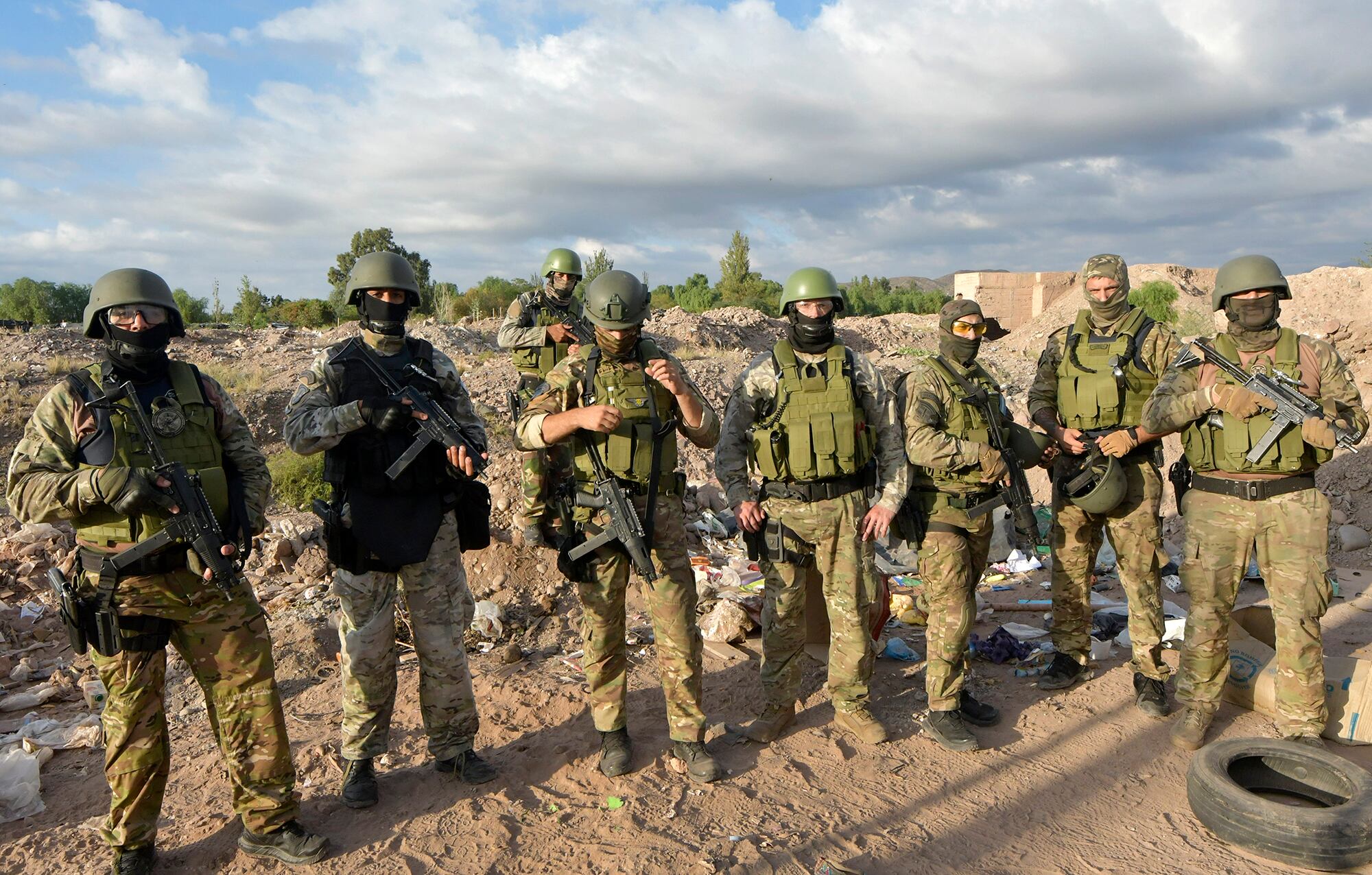 Megaoperativo en el Campo Papa con 800 policías: detuvieron a 30 personas buscadas
Los vecinos amanecieron con gran presencia policial y controles en este sector “caliente” de Mendoza: el barrio Campo Papa

Foto: Orlando Pelichotti