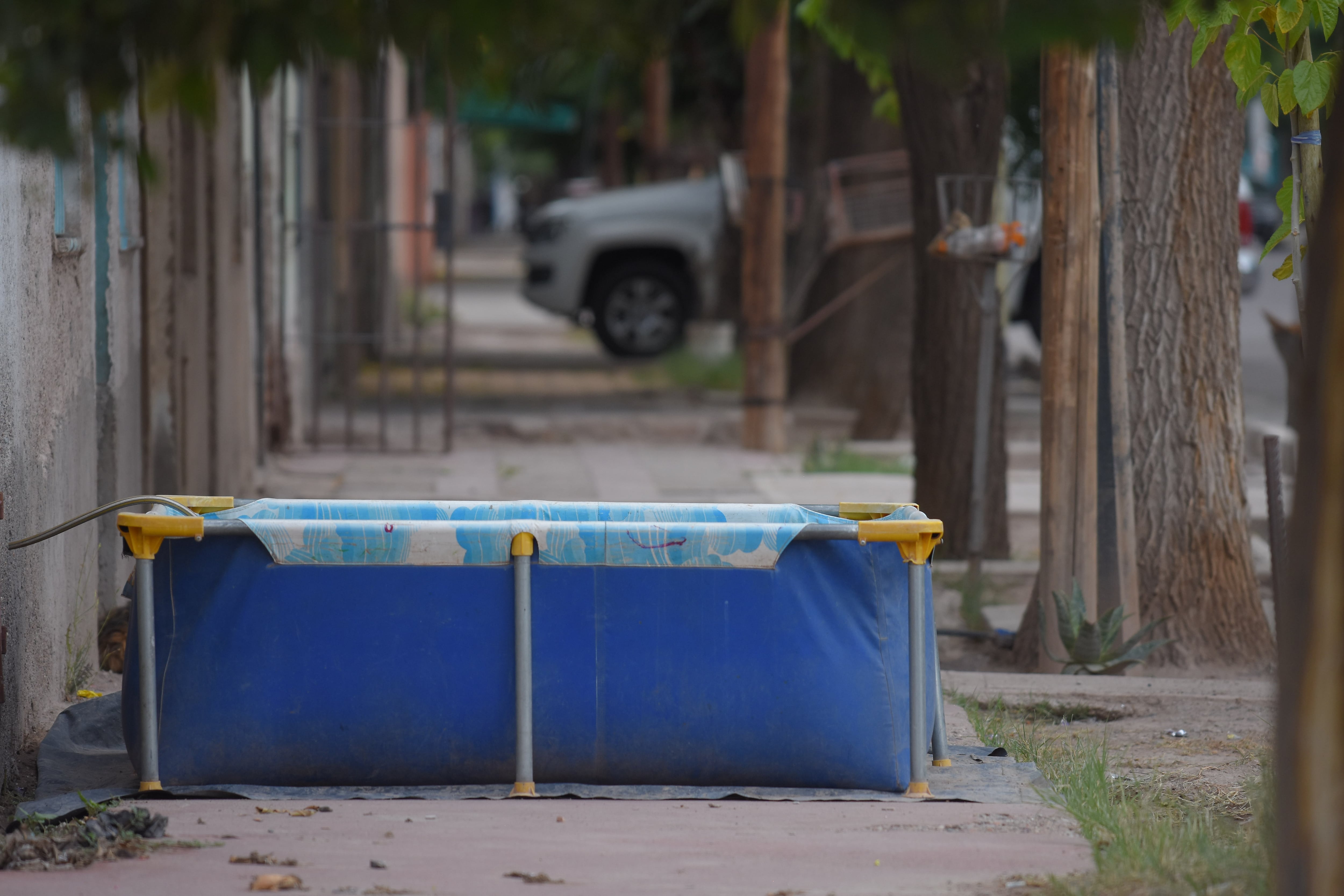 Piletas en veredas y hasta en la calle para afrontar la ola de calor